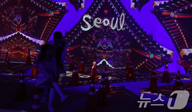 7일 서울 종로구 도화서길 디원에서 열린 '2025 딜라이트 서울' 미디어아트 전시 언론공개 행사에서 모델들이 전시 작품을 소개하고 있다. 2025.5.7/뉴스1 ⓒ News1 이동해 기자