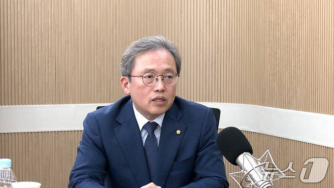 송기헌 더불어민주당 의원이 7일 뉴스1TV '팩트앤뷰'에 출연해 질문에 답하고 있다.