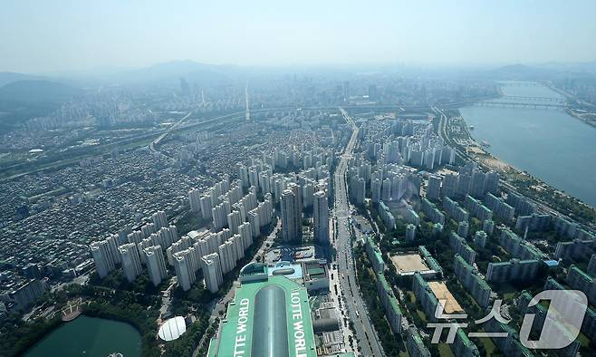 서울스카이 전망대에서 서울 송파구 잠실동과 강남구 일대 아파트 단지가 보이고 있다. /뉴스1 ⓒ News1 박지혜 기자