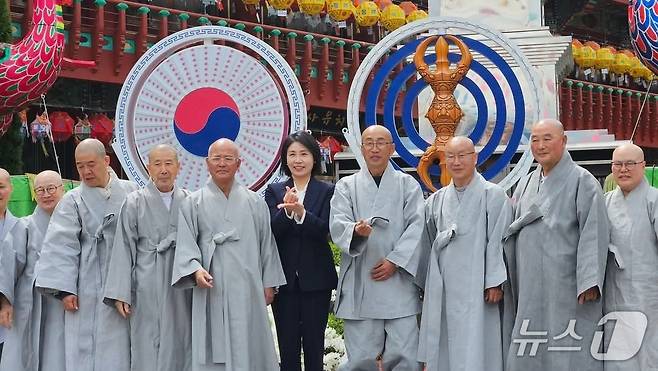 지난 6일 춘천 삼운사를 방문한 이재명 더불어민주당 대통령 후보 부인 김혜경 씨.(허영 민주당 국회의원 페이스북 캡처, 재판매 및 DB 금지) 2025.5.7/뉴스1