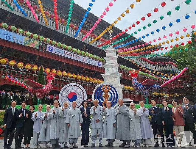 지난 6일 춘천 삼운사를 방문한 이재명 더불어민주당 대통령 후보 부인 김혜경 씨.(허영 민주당 국회의원 페이스북 캡처, 재판매 및 DB 금지) 2025.5.7/뉴스1