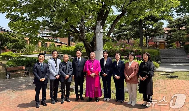 지난 6일 천주교 춘천교구청 효자동성당을 방문한 이재명 더불어민주당 대통령 후보 부인 김혜경 씨.(허영 민주당 국회의원 페이스북 캡처, 재판매 및 DB 금지) 2025.5.7/뉴스1