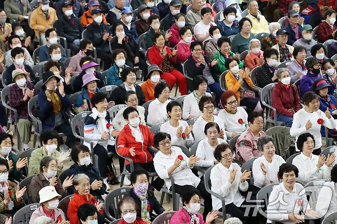 어버이날을 하루 앞둔 7일 오전 대구 달서구 신당체육센터에서 열린 '어버이날 기념 효(孝) 경로잔치'를 찾은 어르신들이 손뼉을 치며 축하공연을 즐기고 있다. 2025.5.7/뉴스1 ⓒ News1 공정식 기자