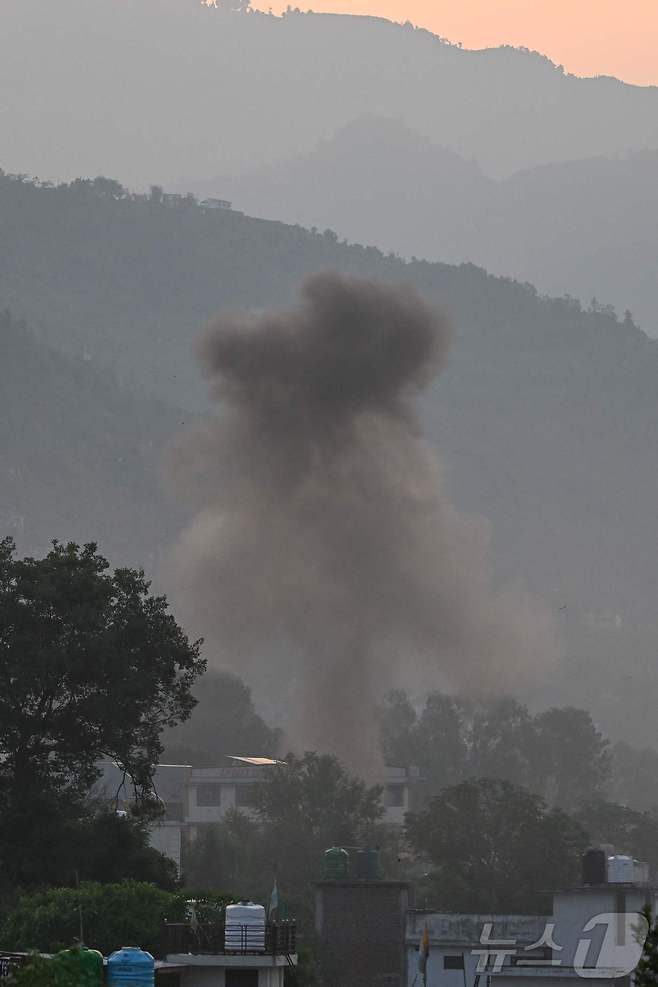 7일(현지시간) 인도 푼치에서 파키스탄을 겨냥한 미사일 공격을 해 검은 연기가 솟아 오르고 있다. 2025.05.07 ⓒ AFP=뉴스1 ⓒ News1 우동명 기자