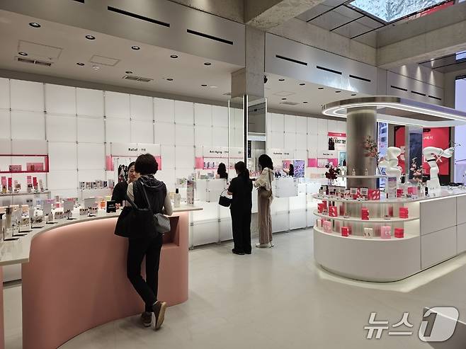 와이레스 북촌 플래그십스토어 내부 모습.ⓒ 뉴스1/김진희 기자