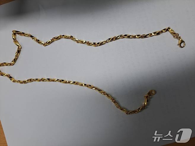 지난 2일 대전 가장동의 한 금은방에서 손님을 가장한 절도범이 훔쳐 달아난 금목걸이(대전경찰청 제공) /뉴스1