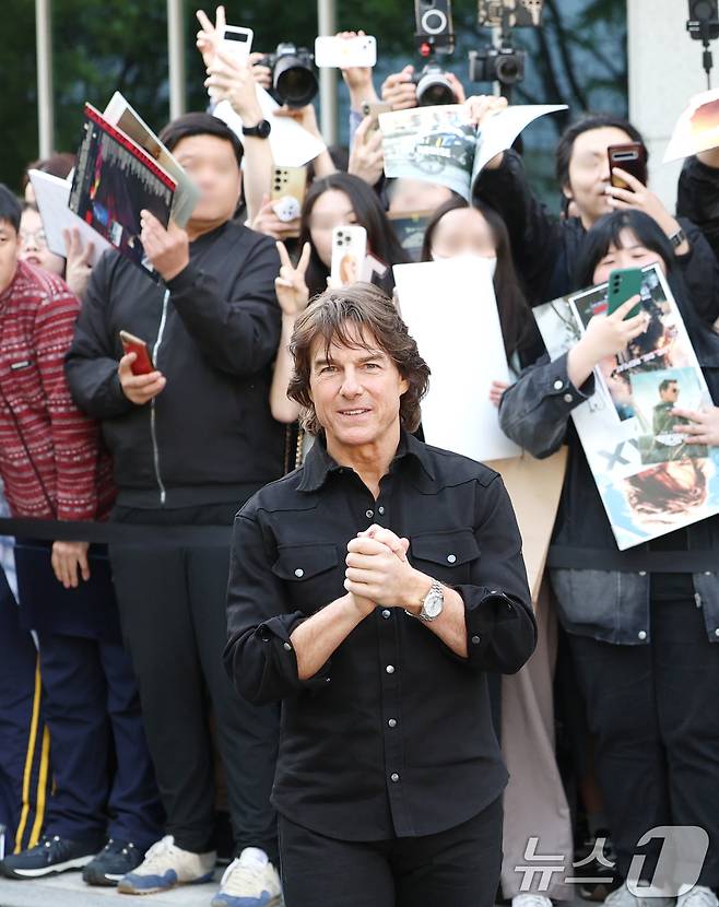 할리우드 배우 톰 크루즈가 '미션 임파서블: 파이널 레코닝' 홍보를 위해 7일 오후 서울김포비즈니스항공센터(SGBAC)를 통해 내한해 인사를 하고 있다. ⓒ News1 권현진 기자