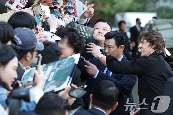 할리우드 배우 톰 크루즈가 '미션 임파서블: 파이널 레코닝' 홍보를 위해 7일 오후 서울김포비즈니스항공센터(SGBAC)를 통해 내한해 팬들과 즐거운 시간을 보내고 있다. ⓒ News1 권현진 기자