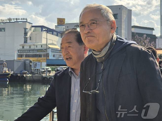 유인촌 문화체육관광부장관이 7일 오후 '대한민국 문화도시'로 지정된 강원 속초시를 찾아 이병선 시장과 청호동 아바이마을 일대를 둘러보고 있다.2025.5.7/뉴스1 ⓒ News1 윤왕근 기자
