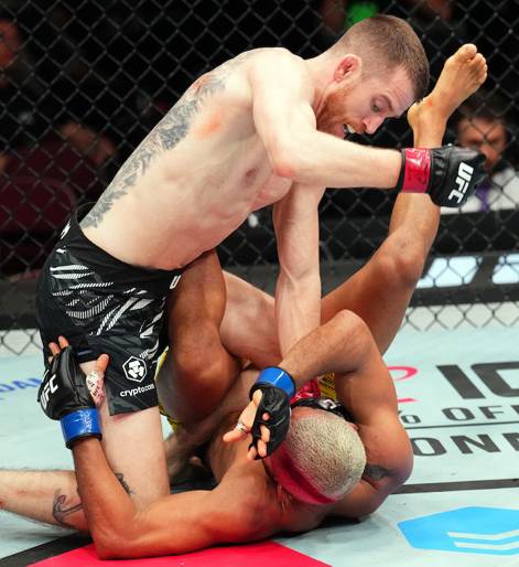 샌드헤이건이 피게레도에게 파운딩 공격을 퍼붓고 있다. 사진  | UFC