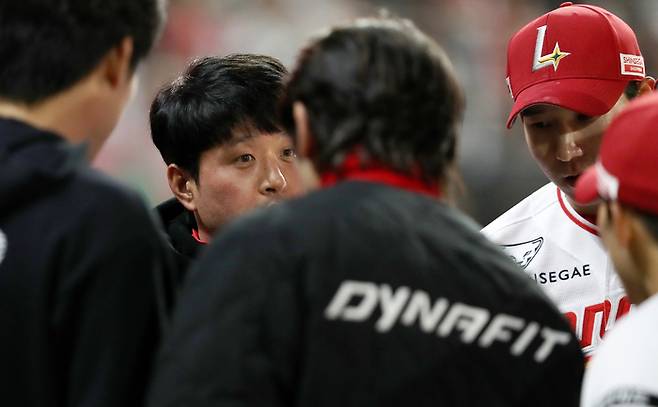 김성현이 경기 중 선수들을 소집해 메시지를 전달하고 있다. 사진 | SSG 랜더스