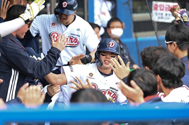 두산 오명진이 27일 서울 잠실구장에서 열린 2025 KBO리그 정규시즌 롯데전 4회말 만루 홈런을 친 후 더그아웃에서 하이파이브 하고 있다. 시즌 첫 홈런. 사진 | 두산 베어스