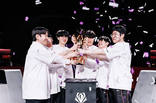 한화생명e스포츠가 올해 신설된 국제 대회 퍼스트 스탠드에서 유럽 카르민 코프를 꺾고 초대 챔피언에 올랐다. 사진 | 라이엇 게임즈