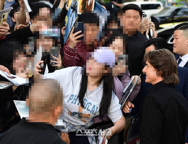 톰 크루즈가 팬들과 즐거운 시간을 가지고 있다. 이주상기자 rainbow@sportsseoul.com