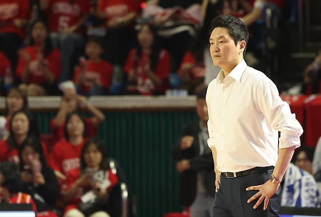 SK 전희철 감독은 “내 역량 부족이다”라고 자책했다. 사진 | 연합뉴스