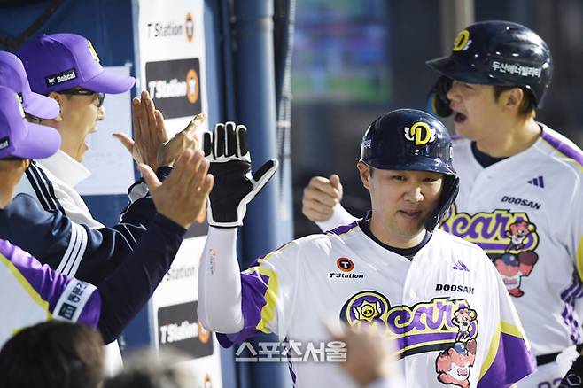 두산 양석환(오른쪽 둘째)와 김재환이 7일 잠실구장에서 열린 2025 KBO리그 LG와 경기 6회말 무사 만루 상황에서 강승호의 2타점 2루타에 득점을 한 뒤 이승엽 감독과 하이파이브를 하고 있다. 잠실 | 박진업 기자 upandup@sportsseoul.com