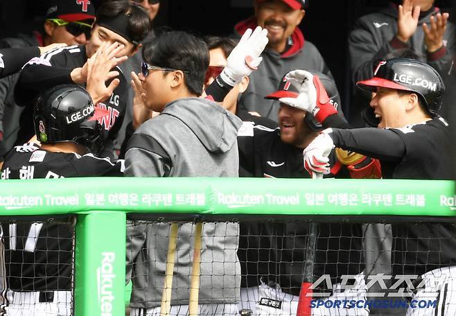 오스틴이 홈런포를 터뜨리자 LG 더그아웃 분위기는 뜨거워졌다.