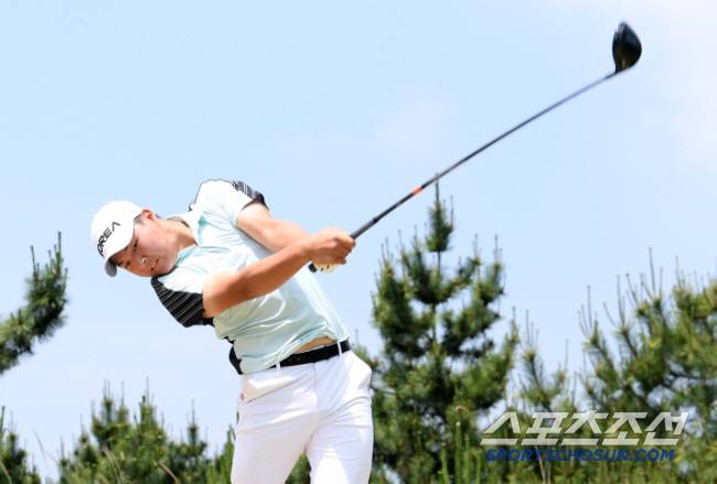 제35회 스포츠조선배 전국 중·고등학생 골프대회(주최 스포츠조선, 한국골프대학교, 주관 한국중고등학교골프연맹, 후원 군산시, 스포츠토토코리아, 볼빅, 미즈노, 협찬 대한레이저피부모발학회)가 1일 전북 군산 컨트리클럽에서 열렸다. 호원방통고 김민수가 티샷을 날리고 있다. 군산=박재만 기자 pjm@sportschosun.com/2024.06.01/