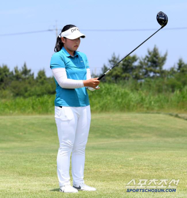 제35회 스포츠조선배 전국 중·고등학생 골프대회(주최 스포츠조선, 한국골프대학교, 주관 한국중고등학교골프연맹, 후원 군산시, 스포츠토토코리아, 볼빅, 미즈노, 협찬 대한레이저피부모발학회)가 1일 전북 군산 컨트리클럽에서 열렸다. 순천방통고 표송현이 티샷 전 방향을 살피고 있다. 군산=박재만 기자 pjm@sportschosun.com/2024.06.01/