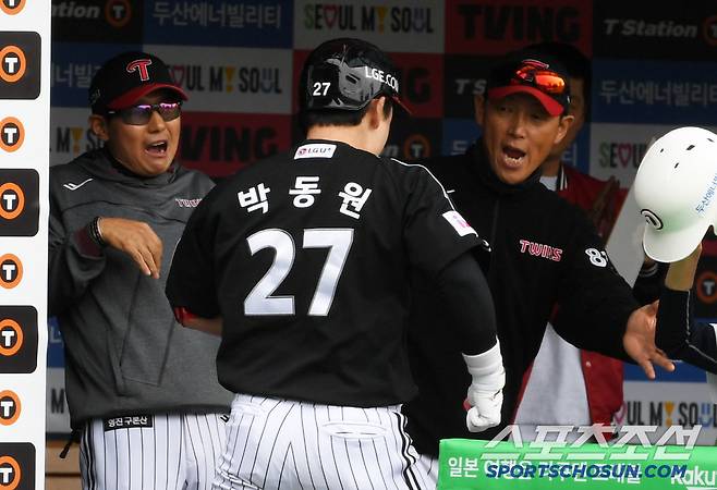 6일 잠실구장에서 열린 두산 베어스와 LG 트윈스의 경기. 2회초 LG 박동원이 솔로포를 날린 뒤 환호하고 있다. 잠실=박재만 기자 pjm@sportschosun.com/2025.05.06/