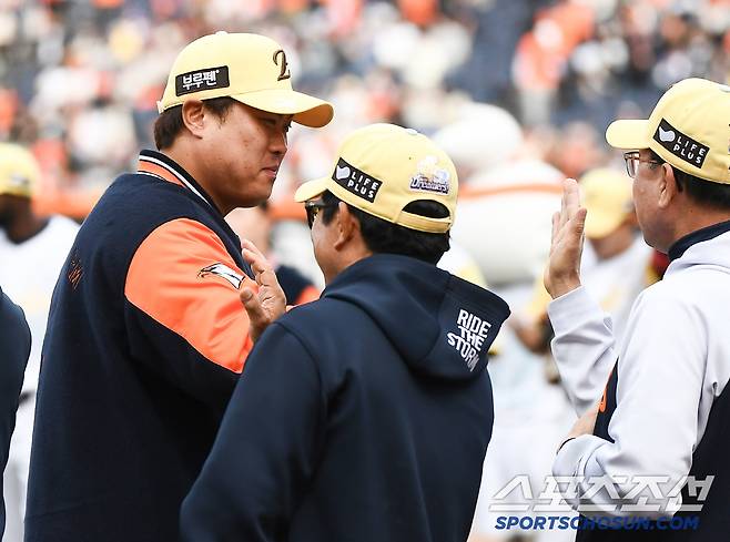 6일 대전 한화생명볼파크에서 열린 삼성-한화전. 한화가 3대1로 승리하며 8연승을 질주했다. 승리투수 류현진이 하이파이브하고 있다. 대전=정재근 기자 cjg@sportschosun.com/2025..5.6/