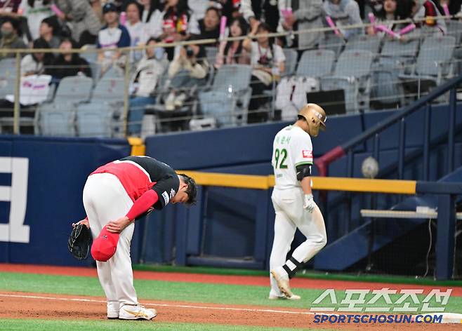 키움 팬들에게 감사 인사를 하고 있는 KIA 조상우.