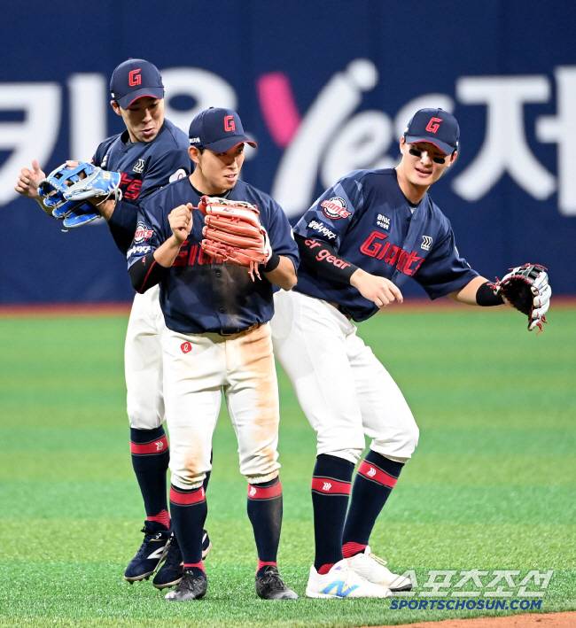 윤동희 황성빈의 승리 세리머니. 스포츠조선DB