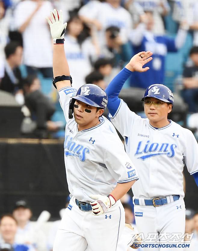 19일 대구 라이온즈파크에서 열린 롯데-삼성전. 2회말 무사 김영웅이 솔로포를 친 후 이종욱 코치와 하이파이브하고 있다. 대구=정재근 기자 cjg@sportschosun.com/2025.4.19/