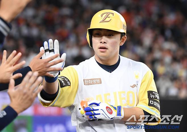 7일 대전 한화생명볼파크에서 열린 삼성-한화전. 3회말 1사 문현빈이 동점 솔로포를 친 후 환영받고 있다  대전=정재근 기자 cjg@sportschosun.com/2025..5.7/