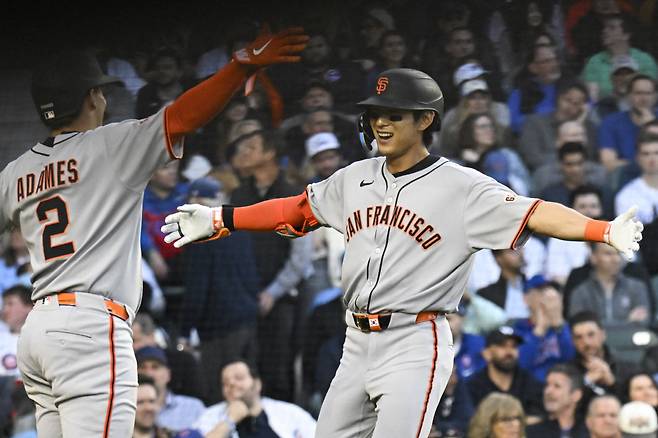 샌프란시스코 자이언츠 이정후가 7일(한국시각) 리글리필드에서 열린 시카고 컵스전에서 3회초 우월 투런포를 터뜨리고 들어와 먼저 홈을 밟은 윌리 아다메스의 격한 환영을 받고 있다. Imagn Images연합뉴스