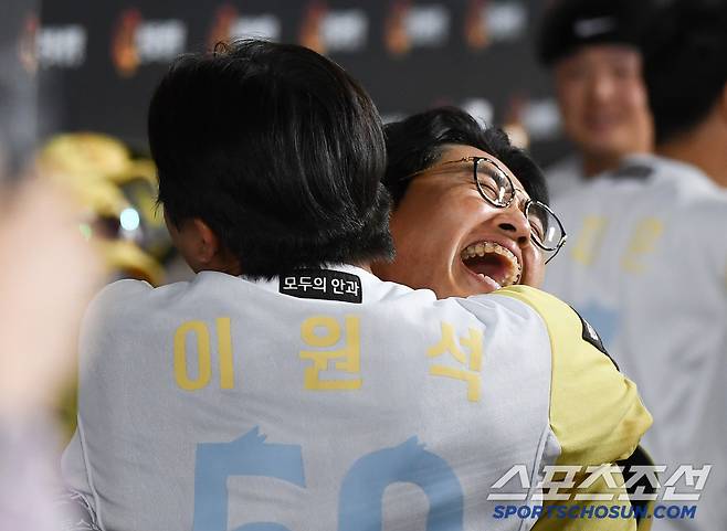 7일 대전 한화생명볼파크에서 열린 삼성-한화전. 7회말 2사 2루 이원석이 투런포를 친 후 채은성의 축하를 받고 있다  대전=정재근 기자 cjg@sportschosun.com/2025..5.7/