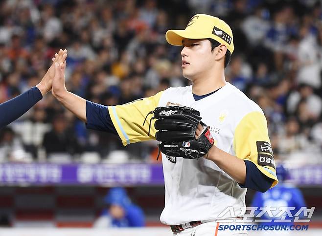 7일 대전 한화생명볼파크에서 열린 삼성-한화전. 문동주가 4회를 무실점으로 막고 내려오며 환영받고 있다  대전=정재근 기자 cjg@sportschosun.com/2025..5.7/