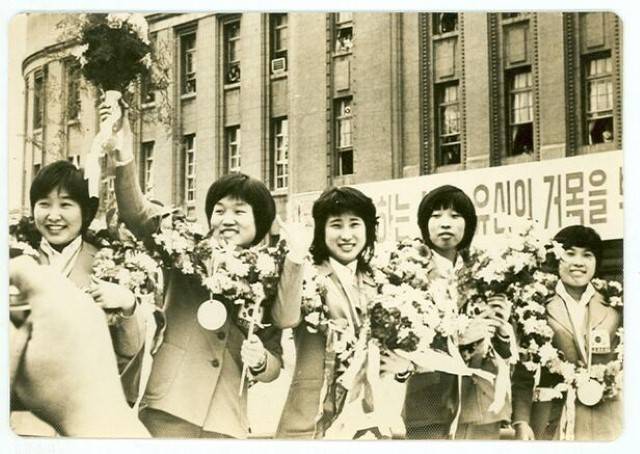 1973년 사라예보 신화의 주역들이 환영행사에 참석한 모습. 왼쪽 꽃다발을 들고 있는 선수가 당시 19전 전승을 기록한 19세 이에리사. ㅣ 더팩트DB