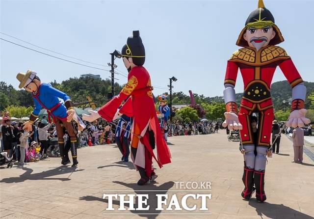 오는 18일까지 진행되는 '봄소풍 가자 프로그램'에서는 매주 주말, 가족과 어린이를 위한 공연과 체험 행사들이 당항포 곳곳에서 펼쳐지고 있다./고성군