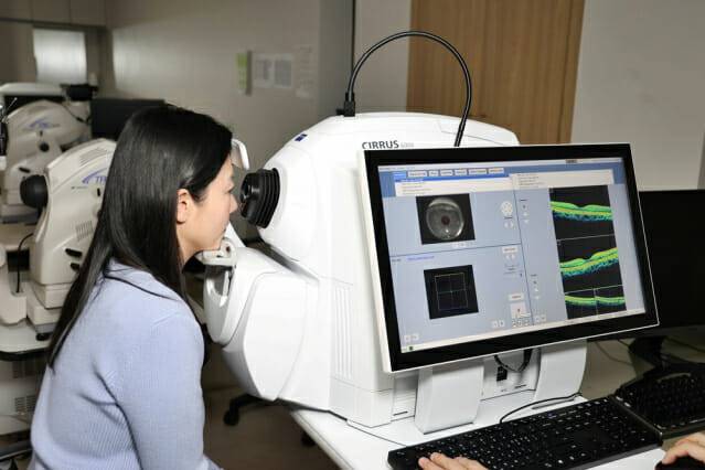망막전막 진단을 위해 빛간섭단층촬영으로 황반부의 구조를 검사하고 있다(제공=김안과병원)