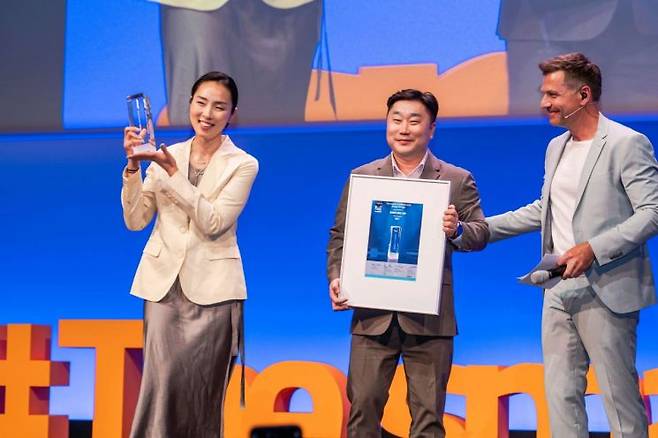 삼성SDI가 '더 스마터 E 어워드 2025'에서 국내 업체 중 유일하게 '어워드 위너'로 선정됐다. 사진은 곽현영 삼성SDI 중대형 마케팅팀장(상무)이 '어워드 위너' 트로피를 수상하고 있는 모습. 삼성SDI 제공