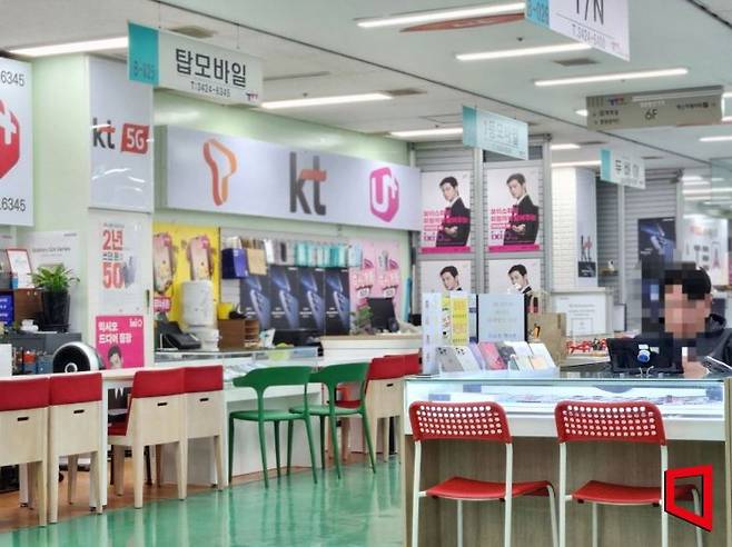 6일 찾은 서울 광진구 강변 테크노마트 6층. 고객들에게 불법 판매 보조금을 지급하며 싼 가격에 휴대폰을 팔아 '성지'라고 불리는 이곳은 연휴임에도 한산했다. 사진=박유진 기자