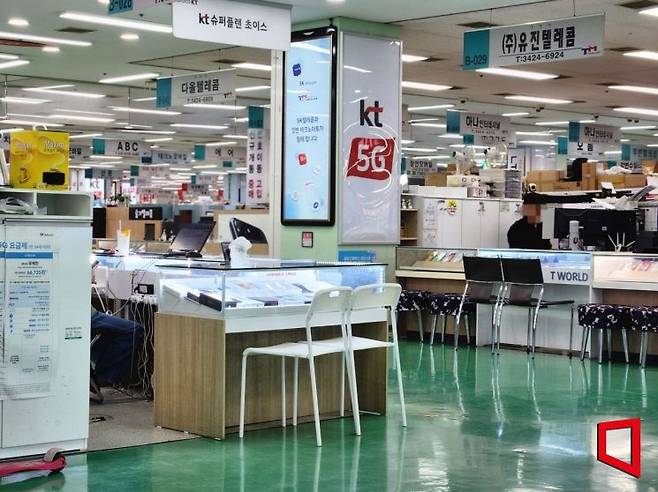 6일 찾은 서울 광진구 강변 테크노마트 6층. 고객들에게 불법 판매 보조금을 지급하며 싼 가격에 휴대폰을 팔아 '성지'라고 불리는 이곳은 연휴임에도 한산했다. 사진=박유진 기자