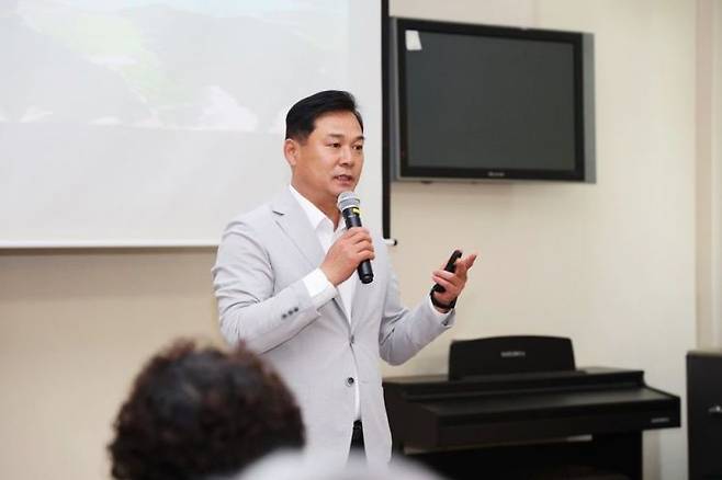 이호성 의장이 무안노인대학서 지방의회 역할이란 주제로 특별 강연을 하고 있다. 무안군의회 제공