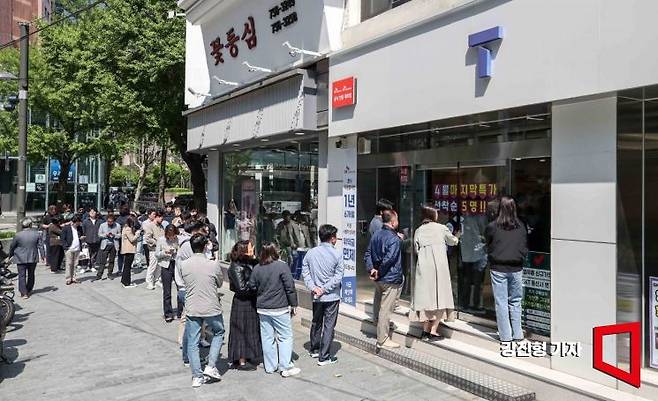 지난달 28일 서울 중구 한 SK텔레콤 공식 인증 대리점을 찾은 고객들이 유심을 교체하기 위해 기다리고 있다.