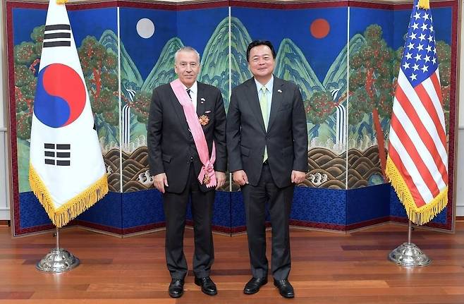 필립 골드버그 전 주한 미국대사(왼쪽)가 6일 수교훈장 광화장을 받은 뒤 조현동 주미대사와 기념 촬영을 하고 있다. /주미한국대사관