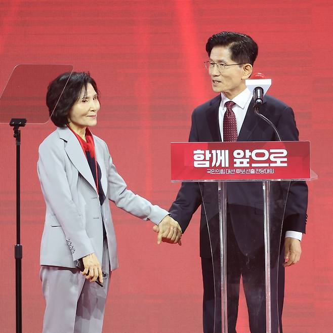 국민의힘 대선 후보로 선출된 김문수 후보가 3일 경기 고양시 킨텍스에서 열린 국민의힘 전당대회에서 아내 설난영 씨를 무대로 불러 소개하고 있다./연합뉴스