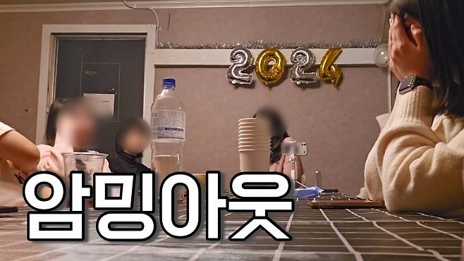 젊은 암 환자가 지인들을 모은 자리에서 암 투병 사실을 알리고 함께 우는 '암밍아웃'의 한 장면. 국내 암 환자들은 수치심이나 불이익에 대한 우려로 투병 사실을 숨기는 경우가 많다. /유튜브