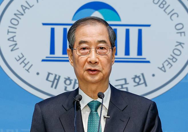 한덕수 무소속 대선 예비후보가 지난 2일 국회에서 대선 출마를 선언하고 있다. 한 후보는 취임 후 3년 안에 개헌을 이루고 하야하겠다는 구상을 밝혔다. /뉴스1