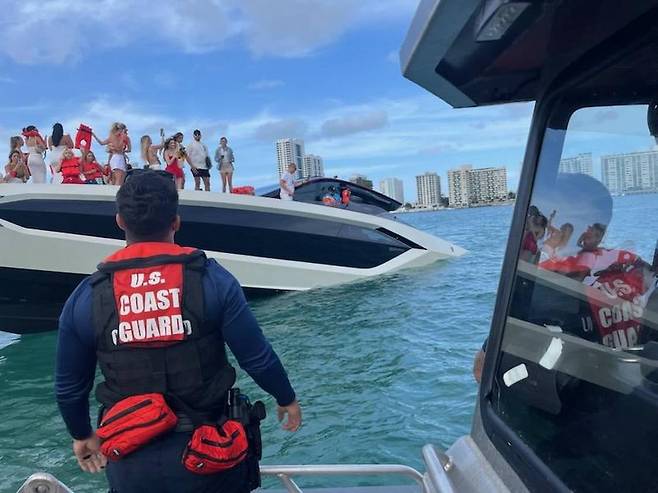 인플루언서 30여명이 탑승한 요트가 침몰하는 모습. /미 해양경비대 제공