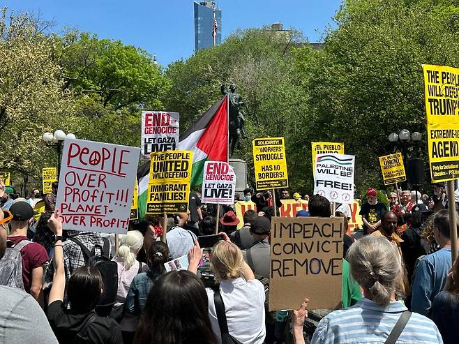 노동절이었던 1일 미국 뉴욕 맨해튼 유니온스퀘어 공원 앞에서 반(反)트럼프 시위대가 모였다. 이날 미 전역에서 약 25만명의 사람들이 집회에 참가했다./윤주헌 특파원