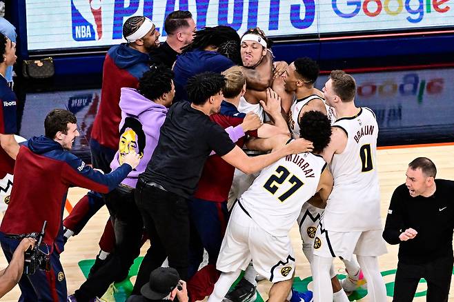 덴버 너기츠의 애런 고든이 6일 열린 NBA 플레이오프 서부 준결승 1차전에서 결승 3점슛을 꽂아 승리를 이끈 뒤 동료 선수들의 격렬한 축하를 받고 있다. /EPA 연합뉴스