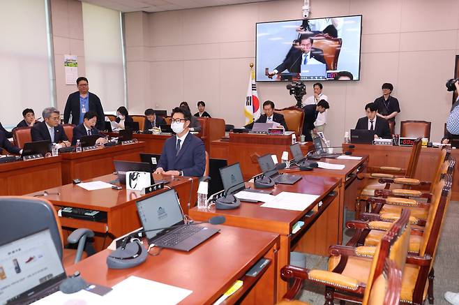 7일 서울 여의도 국회에서 국민의힘 의원들이 퇴장한 가운데 열린 법제사법위원회 전체회의에서 정청래 위원장이 대통령 당선 시 진행 중인 형사재판을 정지하도록 하는 내용의 형사소송법 개정안 통과를 알리며 의사봉을 두드리고 있다. /연합뉴스