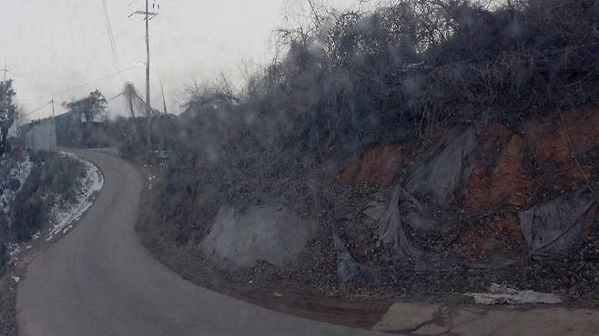 공장 숙소로 가는 길, 사진가의 고단한 시간처럼 귀가길 풍경도 어두웠다. 2017년 경기도 화성/ 사진가 심학철