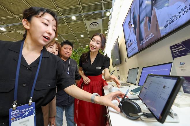 KT 관계자가 MS 팀즈폰을 소개하고 있다. /KT 제공